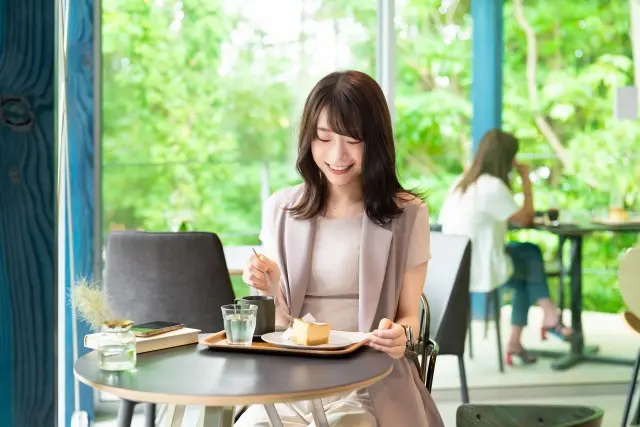 腎虚を助長するとされる甘いものを取り過ぎている女性のイラスト