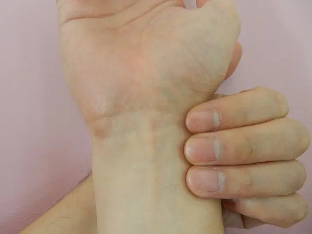 右手首の薬指付近(尺部)で脈を診る位置の図