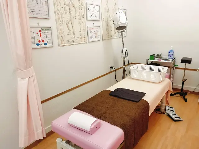 鍼灸院の治療室の様子を表したイラスト