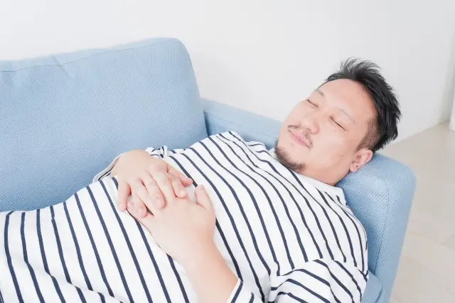 瘀血の原因の一つである運動不足を示したイラスト