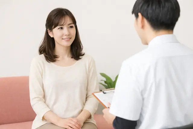 妊活について相談する女性