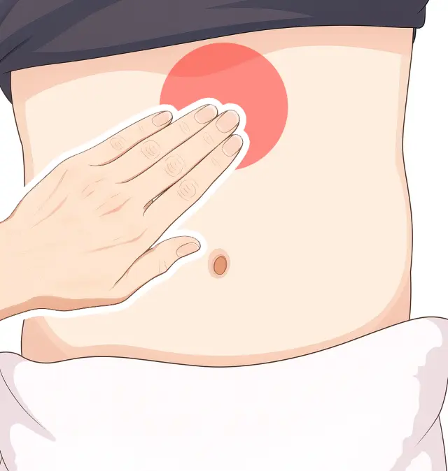 みぞおちを触診している鍼灸師
