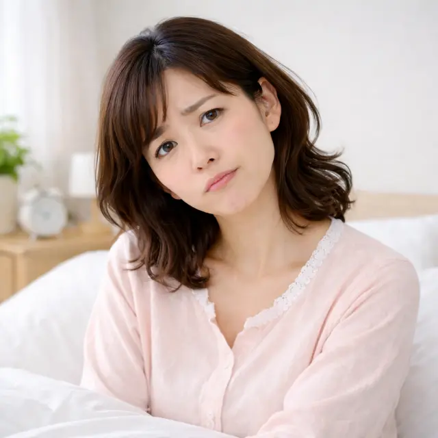 首をかしげている女性