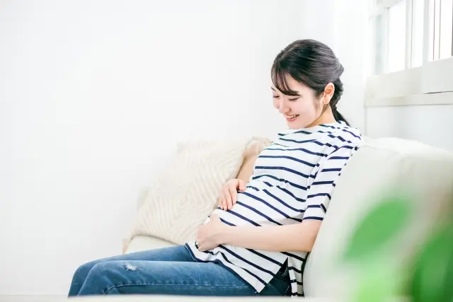 リラックスした表情でソファーに座る女性