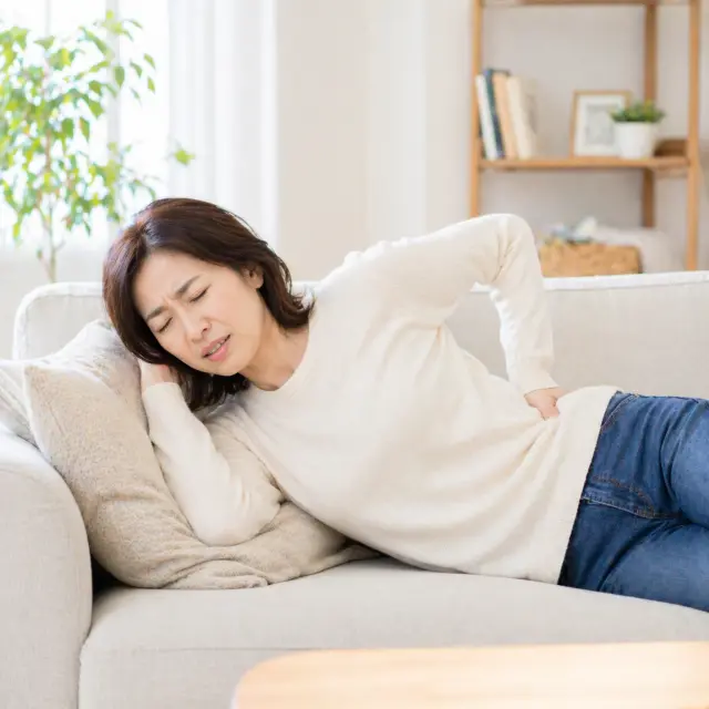 ソファーに横になる女性