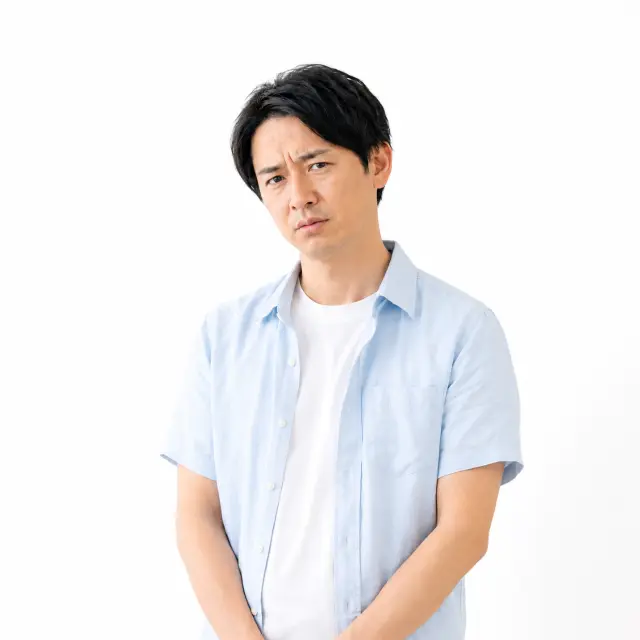 遠くを見つめ立っている男性
