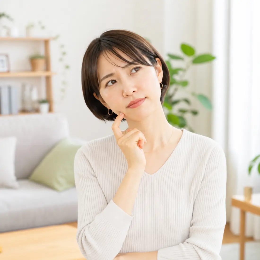 顎に手を当てる女性