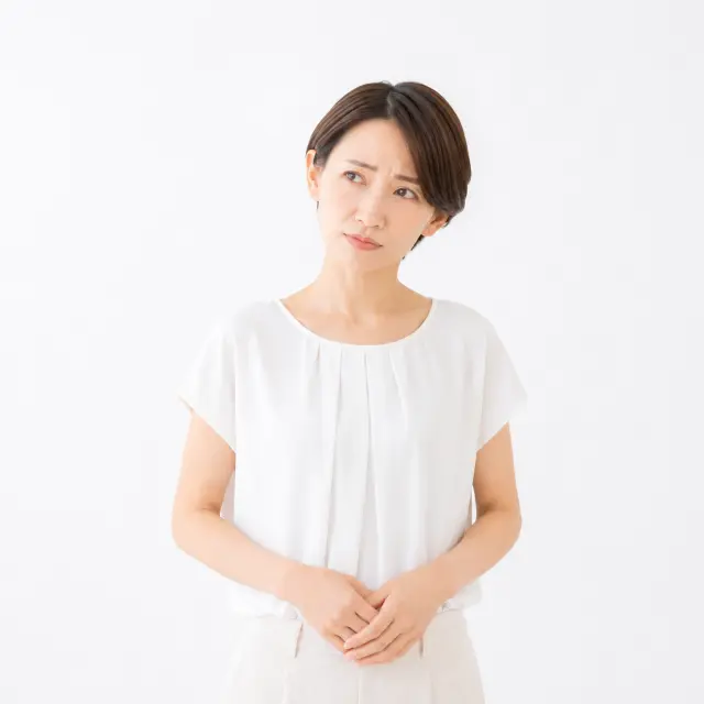 右斜め上を見つめ立っている女性
