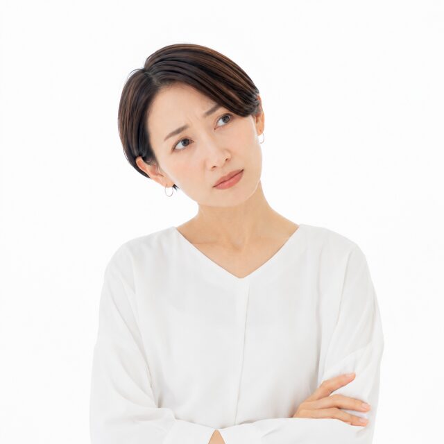 首を傾げている女性