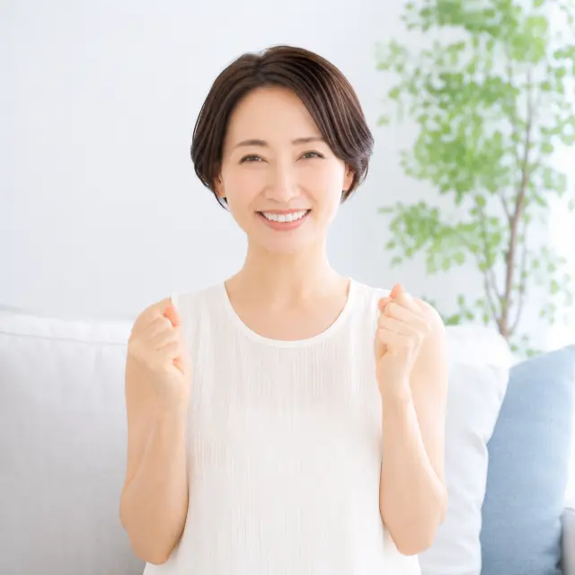 ソファーに座り笑顔の女性