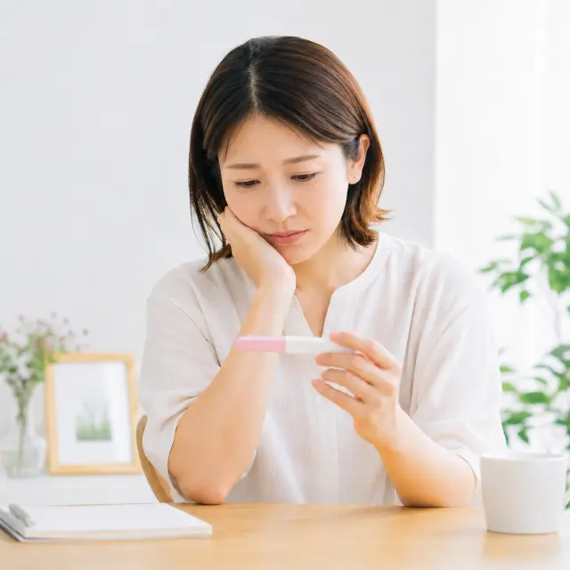体温計を見る女性