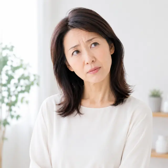 首を傾げる女性