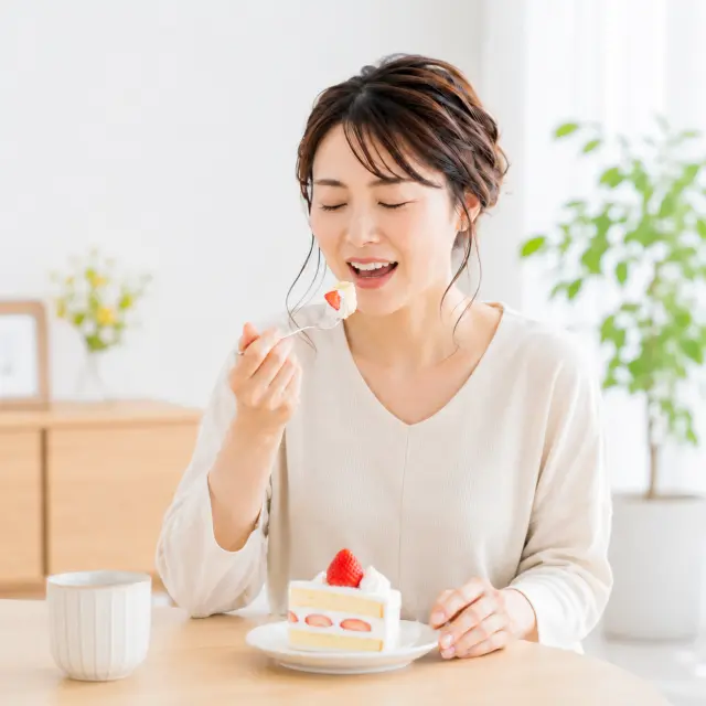 ケーキを食べている女性