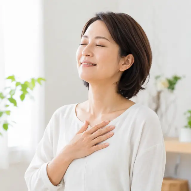 胸に手を当てる女性