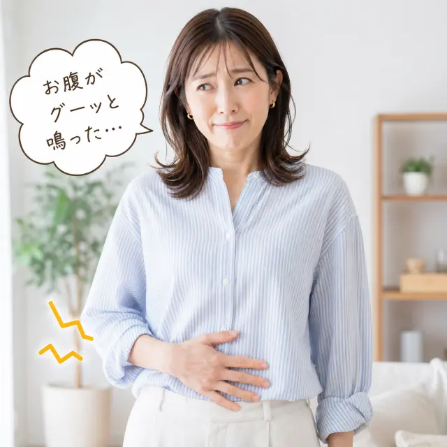 お腹に手を当てる女性