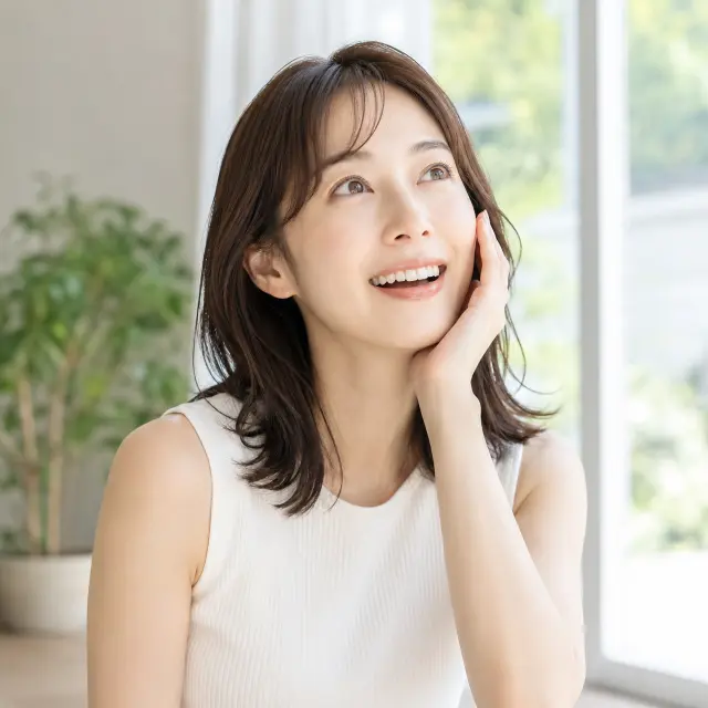 顎に手を当て見上げる女性