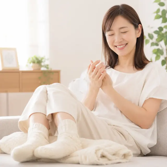 両手を合わせ笑顔の女性