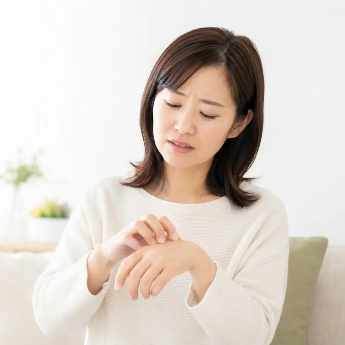 手をかく女性