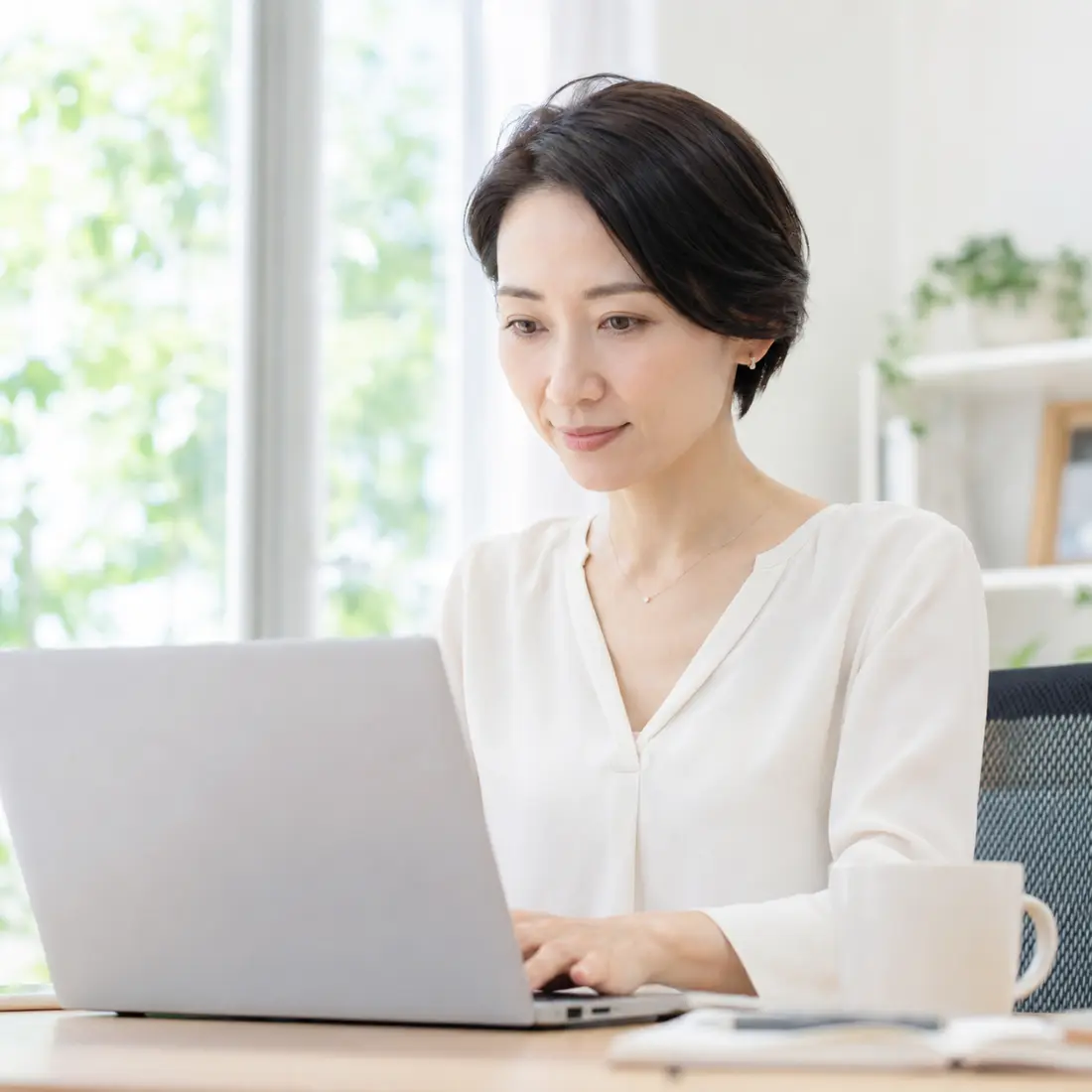 パソコンで作業をしている女性