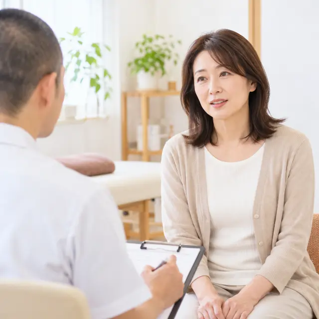 女性が問診を受けている様子