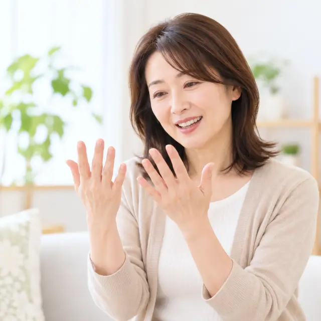 手を見て笑顔になる女性